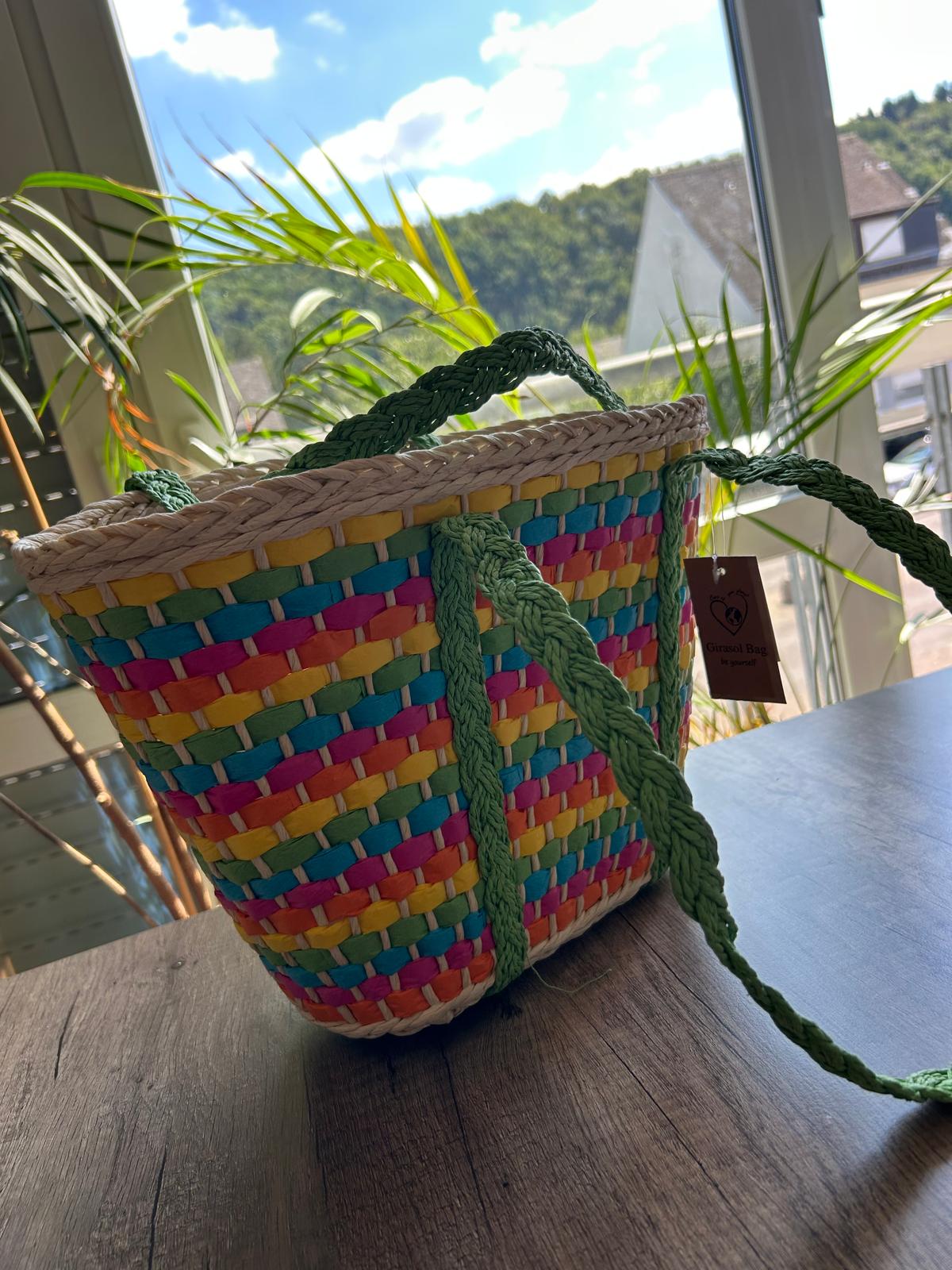Bunte Strohtasche